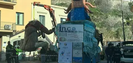 A Sarno pezzo di un carro di Carnevale cede e ferisce tre persone