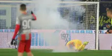 Audero colpito da un fumogeno durante Cremonese-Inter: il portiere resta a terra, partita sospesa 3 minuti. Cosa &egrave; successo