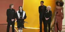 Grammy, vince Billie Eilish: &laquo;Wildflower&raquo; &egrave; la migliore canzone dell'anno. Sul palco la protesta "Ice out"