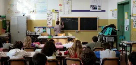Padre prende a pugni maestra elementare a Piacenza, la follia davanti alla bimba e ad altre prof. Lite per un modulo da firmare