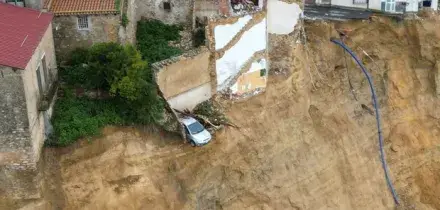 Niscemi, l?auto simbolo precipita nel baratro: le immagini dal drone