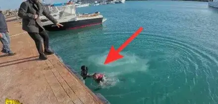 Striscia la Notizia, il cameraman gettato in mare durante l'inchiesta sulla pesca abusiva in Calabria: il video choc