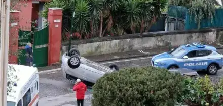 Napoli, a Posillipo auto ribaltata nella curva di Giuseppone a Mare: residenti chiedono interventi