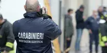 Roma, donna presa a pugni e poi accoltellata dal compagno: fratture multiple e 40 giorni di prognosi