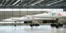 Il "Cigno Bianco" di Putin fa tremare la Nato: cos'&egrave; il cacciabombardiere Tupolev Tu-160 (in volo sull'Artico)