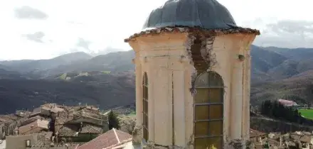 Fulmine colpisce e distrugge il campanile di Moliterno in Basilicata
