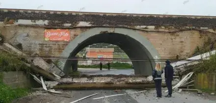 Crollo sul ponte della Vecchia Aurelia a Santa Marinella, ritardi e cancellazioni ai treni sulla Roma-Genova