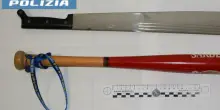 Minaccia i vicini con mazza da baseball e machete, 56enne denunciato: il video della lite