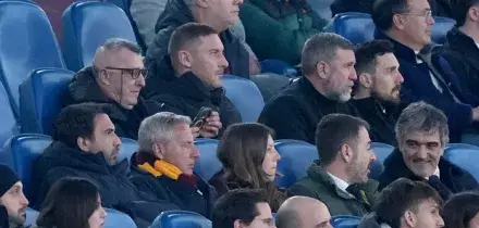 Francesco Totti all'Olimpico per Roma-Cagliari: prove generali di rientro in societ&agrave;. &Egrave; ovazione tra i tifosi