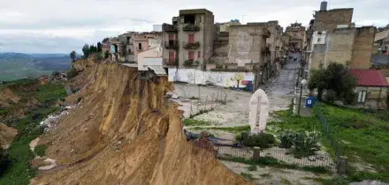 Niscemi, crolla la croce simbolo della frana: i vigili del fuoco recuperano beni dall'area a rischio