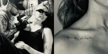 Miley Cyrus e quel tatuaggio in italiano che nasconde un segreto: ecco cosa ha inciso sulla pelle la cantante americana