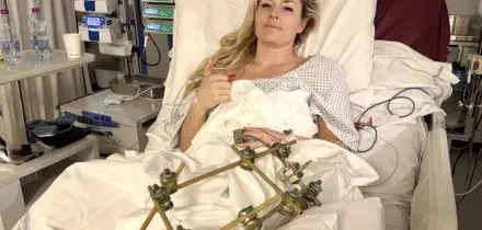 Lindsey Vonn, la foto choc sul letto d'ospedale dopo l'operazione: &laquo;Faccio progressi&raquo;