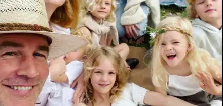 James Van der Beek, la famiglia senza soldi e la raccolta fondi: &laquo;Aiutateci con le bollette e la scuola dei bimbi&raquo;. I fan donano un milione