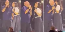 Aurora Ramazzotti duetta a sorpresa con pap&agrave; Eros al concerto: il video che scatena applausi e cori