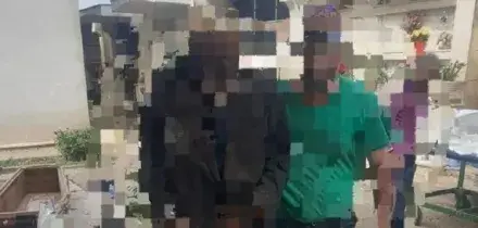 Si fa una foto con uno scheletro al cimitero e la posta sui social: operaio nei guai