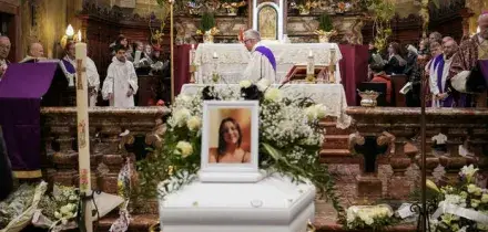 Zoe Trinchero, i funerali a Nizza Monferrato: una bara bianca coperta di rose