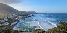 Ischia, vento forte e onde giganti: il mare divora le spiagge