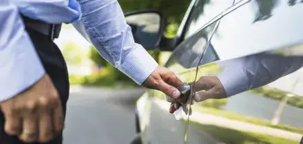 Il preside lo richiama, il dipendente della scuola si vendica e gli riga l'auto