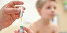 Morbillo a Londra, i bambini non vaccinati a rischio sospensione da scuola: 34 casi in due mesi, molti sono in ospedale