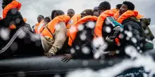 Telefonini sequestrati ai migranti, l'Alta Corte condanna il governo: risarcimenti sino a 600.000 euro