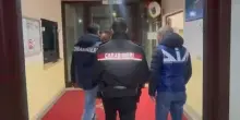 Festa in cortile troppo rumorosa, arrivano i carabinieri: &laquo;Abbassate il volume&raquo;. Il festeggiato gli infila 50 euro nel taschino, denunciato