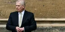 L'ex principe Andrea arrestato, la polizia nella sua casa a Sandringham: &laquo;Condivise informazioni con Epstein&raquo;. Oggi il fratello di Re Carlo compie 66 anni