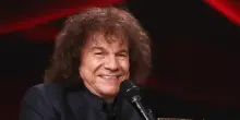 Riccardo Cocciante compie 80 anni: la moglie Catherine, il figlio David e il successo mondiale. &laquo;Festival di Sanremo? Mai pi&ugrave; in gara&raquo;