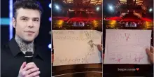 Fedez alle prove di Sanremo con i portafortuna dei figli Vittoria e Leone: &laquo;Sempre con me&raquo;. La compagnia dietro le quinte