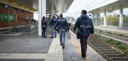 Ha le cuffie e non sente l'arrivo del treno, diciassettenne muore travolto dal convoglio a Trapani