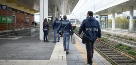 Ha le cuffie e non sente l'arrivo del treno, ragazzo muore travolto dal convoglio: &laquo;Stava raccogliendo dei rami&raquo;