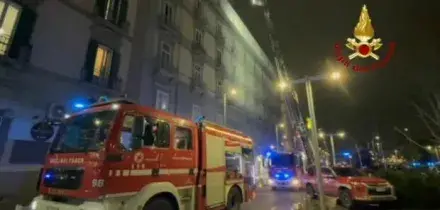 Napoli, incendio in struttura alberghiera in piazza Garibaldi: soccorse quattro persone