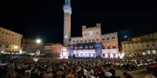 L'orchestra romana di Santa Cecilia e Stefano Bollani s'incontrano in piazza del Campo a Siena per il Concerto per l'Italia