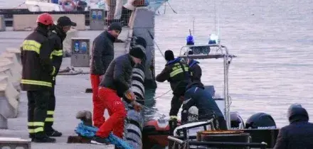 Massacra di botte la mamma durante la cena del suo ventesimo compleanno, poi fugge e si getta in mare. Il video e le ricerche