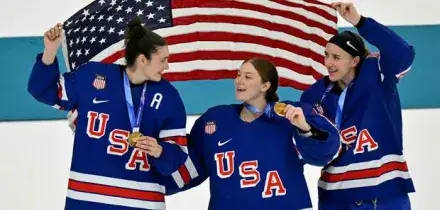 Trump scherza: "Devo invitarle anch?io o guai?" e le campionesse Usa di hockey lo stoppano con un secco "No grazie"