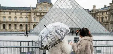 Louvre, si dimette la presidente del museo Laurence de Cars. Dal furto alle truffe dei biglietti: 4 mesi di scandali
