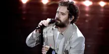 Sanremo 2026, Tommaso Paradiso con la mano fasciata: cosa &egrave; successo? &laquo;Si &egrave; spaccata, l'hanno ricucita sia dentro che fuori&raquo;