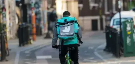 Deliveroo, controllo giudiziario per caporalato su migliaia di rider. &laquo;Retribuzione inferiore fino al 90% rispetto alla soglia di povert&agrave;&raquo;