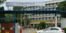 Pozzuoli, paziente muore: i parenti aggrediscono il primario