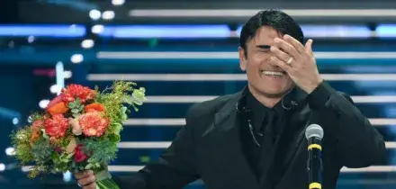 Sal Da Vinci in lacrime all?Ariston: standing ovation del pubblico per la sua "Per sempre s&igrave;"