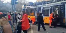 Tram deraglia a Milano e finisce contro un edificio, investite alcune persone. &laquo;Sono incastrate sotto al mezzo&raquo;