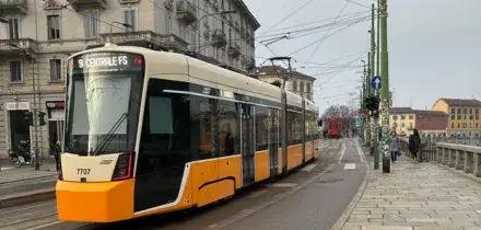 Tram deraglia a Milano e investe diverse persone: &laquo;Incastrate sotto al mezzo&raquo;