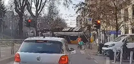 Tram deragliato a Milano, il video choc: il mezzo che si inclina su un lato, esce dai binari e investe i passanti