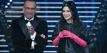 Sanremo 2026, pagelle look della serata cover. Elettra e Las Ketchup pin up chic (8), Conti in bordeaux (8), Pausini lavapiatti rock (5)