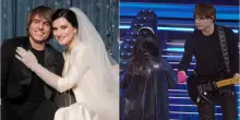 Laura Pausini con il marito Paolo Carta sul palco dell'Ariston, il siparietto di Conti: &laquo;Conosci il chitarrista?&raquo;