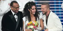 Bianca Riefoli sul palco durante l'esibizione di suo padre Raf: Conti le consegna i fiori di Sanremo