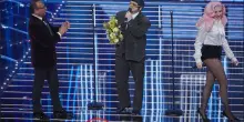 TonyPitony show a Sanremo: il duetto swing con Ditonellapiaga, poi lascia un caco sul palco. Perch&eacute; lo ha fatto