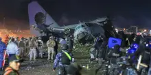 Aereo militare che trasportava banconote si schianta sulle auto: almeno 20 morti, folla in delirio tra i cadaveri per raccogliere i soldi