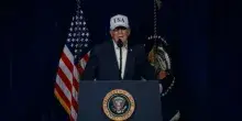 La rinuncia al cappellino Maga, l'atmosfera cupa, il podio. Tutti i messaggi di Trump nel video con cui annuncia l'attacco