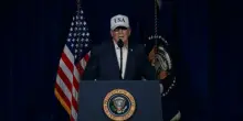 La rinuncia al cappellino Maga, l'atmosfera cupa, il podio. Tutti i messaggi di Trump nel video con cui annuncia l'attacco