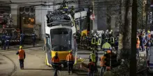 Tram deragliato a Milano, cosa non torna: il malore del conducente, il sistema di frenata e il video dell'incidente
